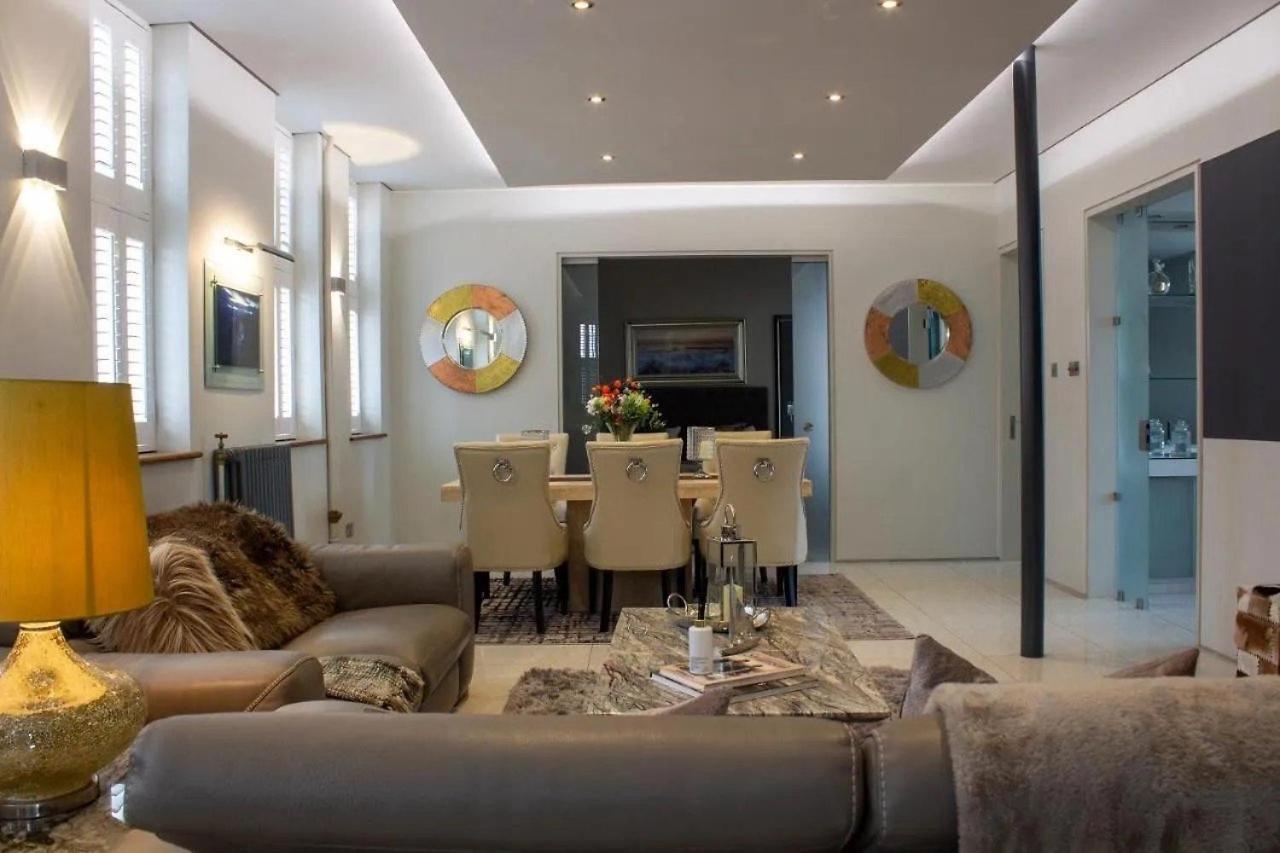 Luxury King Suite: Tub, Wifi And Location Apartment Swansea