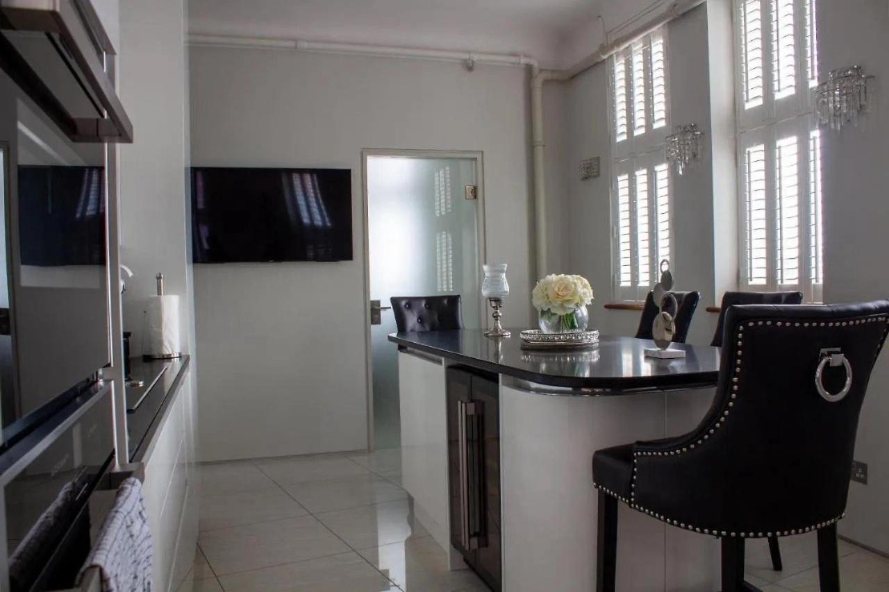 Apartment Luxury King Suite: Tub, Wifi And Location Swansea