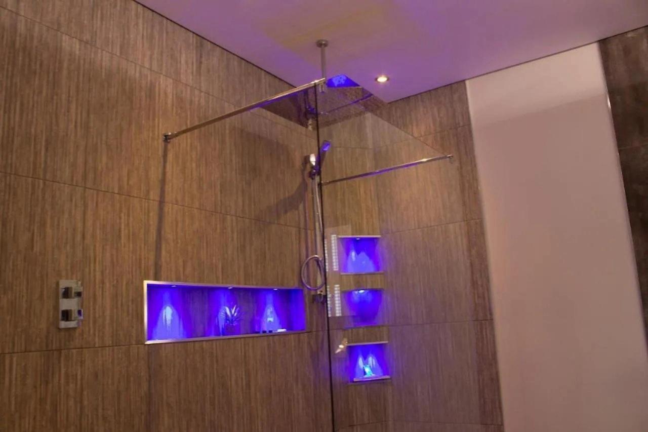 Luxury King Suite: Tub, Wifi And Location Apartment Swansea