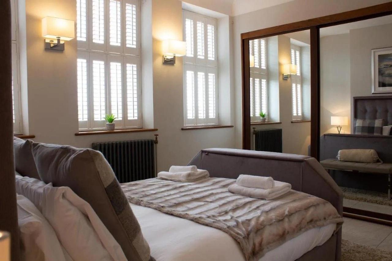 Luxury King Suite: Tub, Wifi And Location Swansea