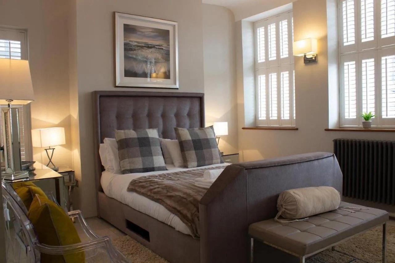Luxury King Suite: Tub, Wifi And Location Apartment Swansea