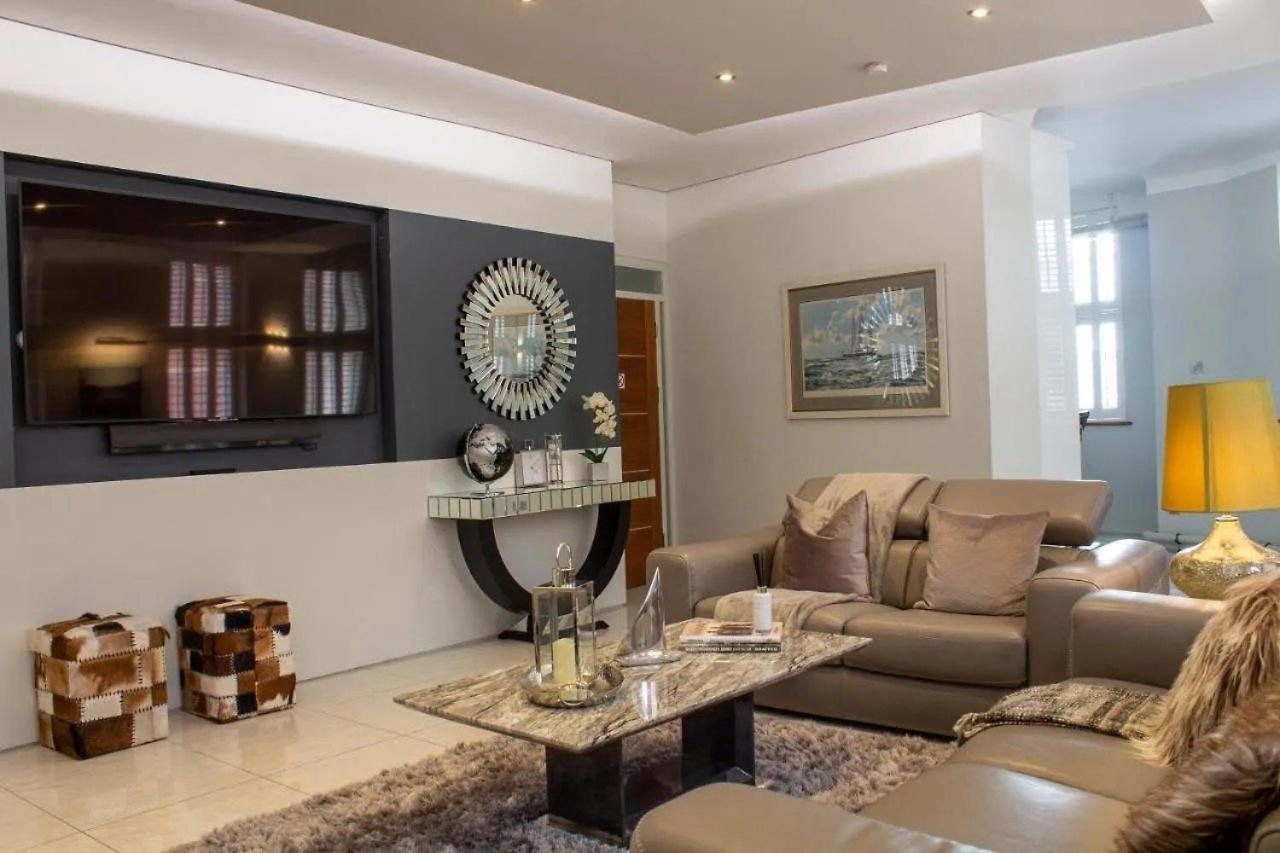 Luxury King Suite: Tub, Wifi And Location Apartment Swansea