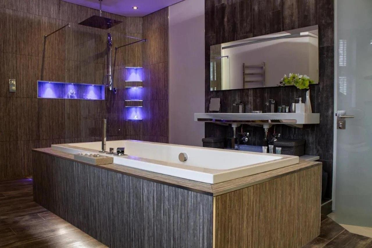 Luxury King Suite: Tub, Wifi And Location Swansea